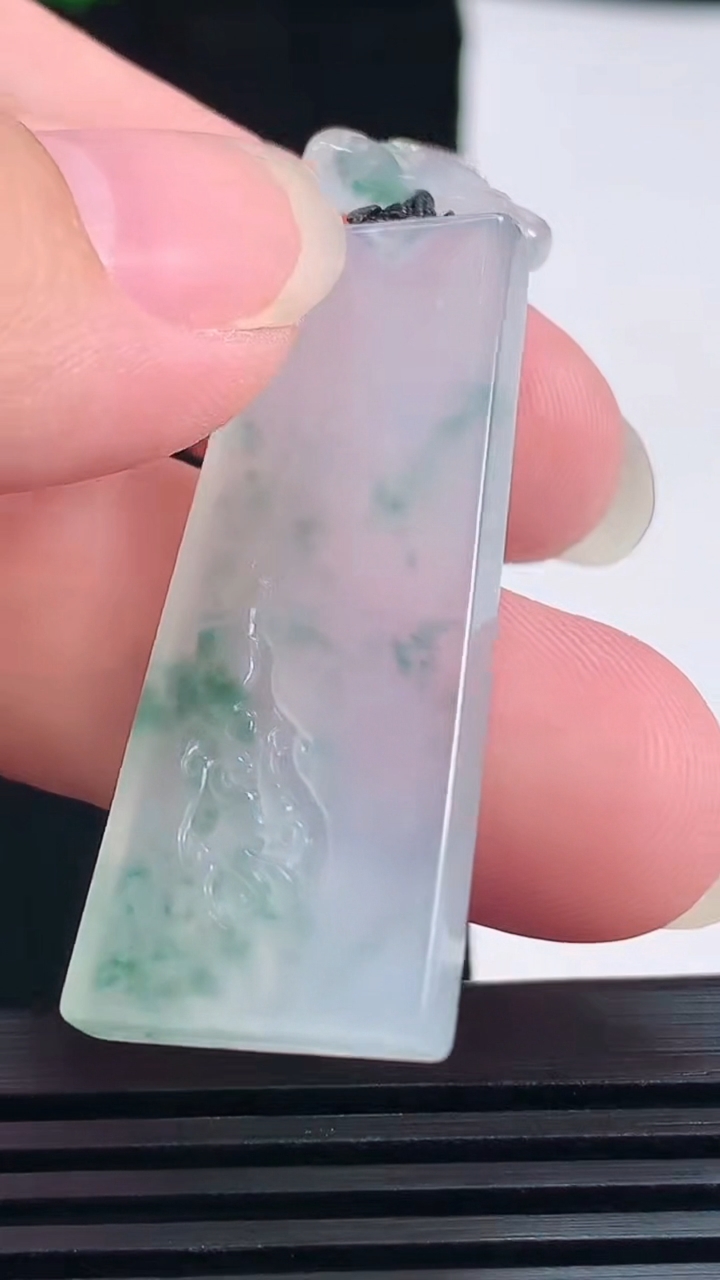 天然A货翡翠冰种飘花仿古无事牌吊坠，尺寸41-18-4 重量:9.18g
6月19日