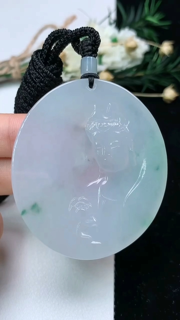 天然A货翡翠飘花观音头吊坠，尺寸50.9-44.2-5.6，重量:34.47g
6月19日