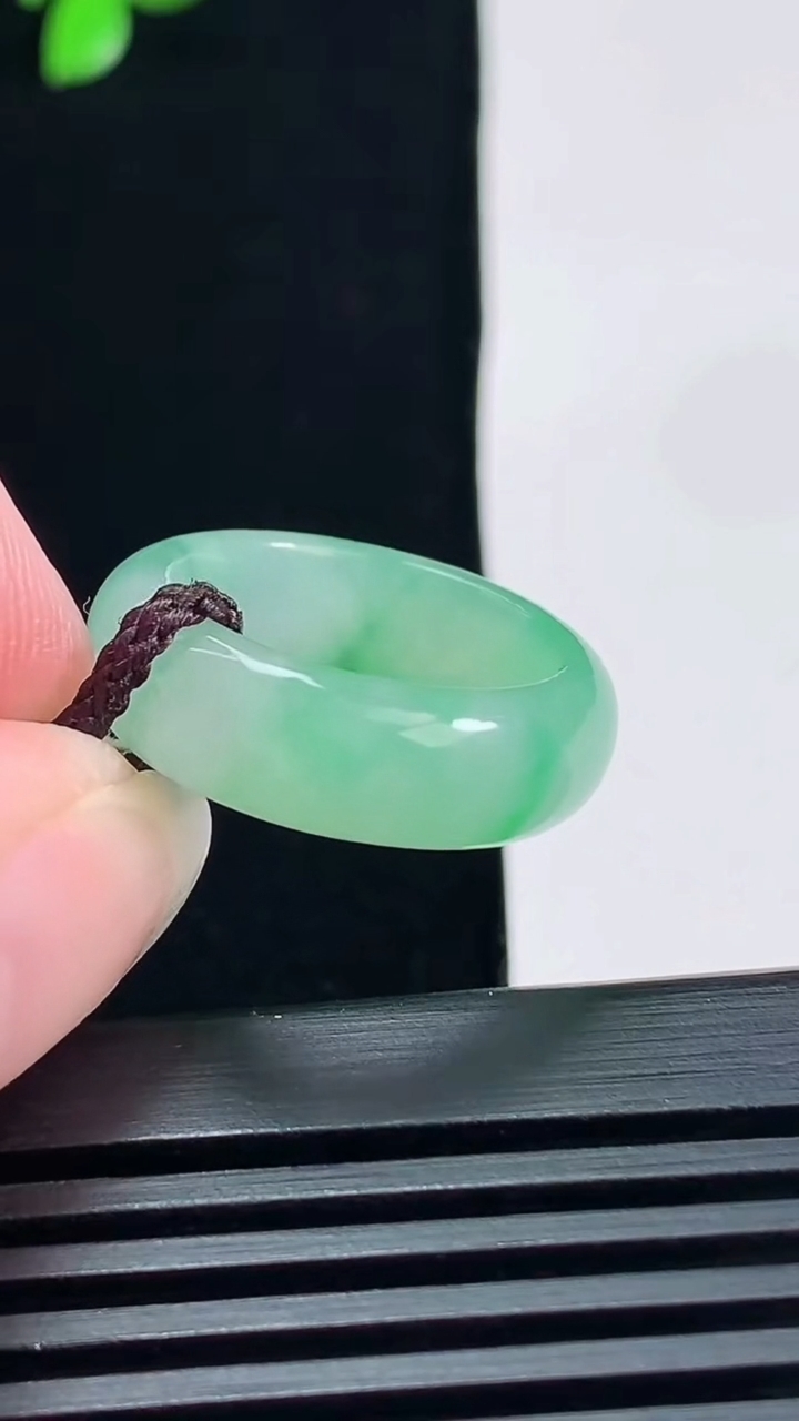 天然A货翡翠玉指环 戒指，尺寸16-6.5-3.2 重量:4.00g2026年6月19日
工厂直销收藏佳品,种好水足，色泽均匀，有种有色，上手高大气！