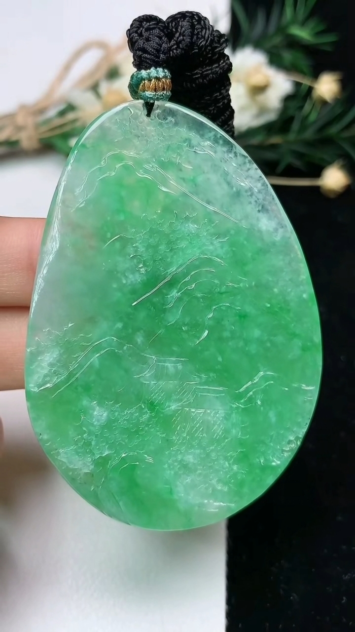 天然A货翡翠山水牌吊坠，尺寸60.8-43.3-7.3，重量:33.03g
6月19日