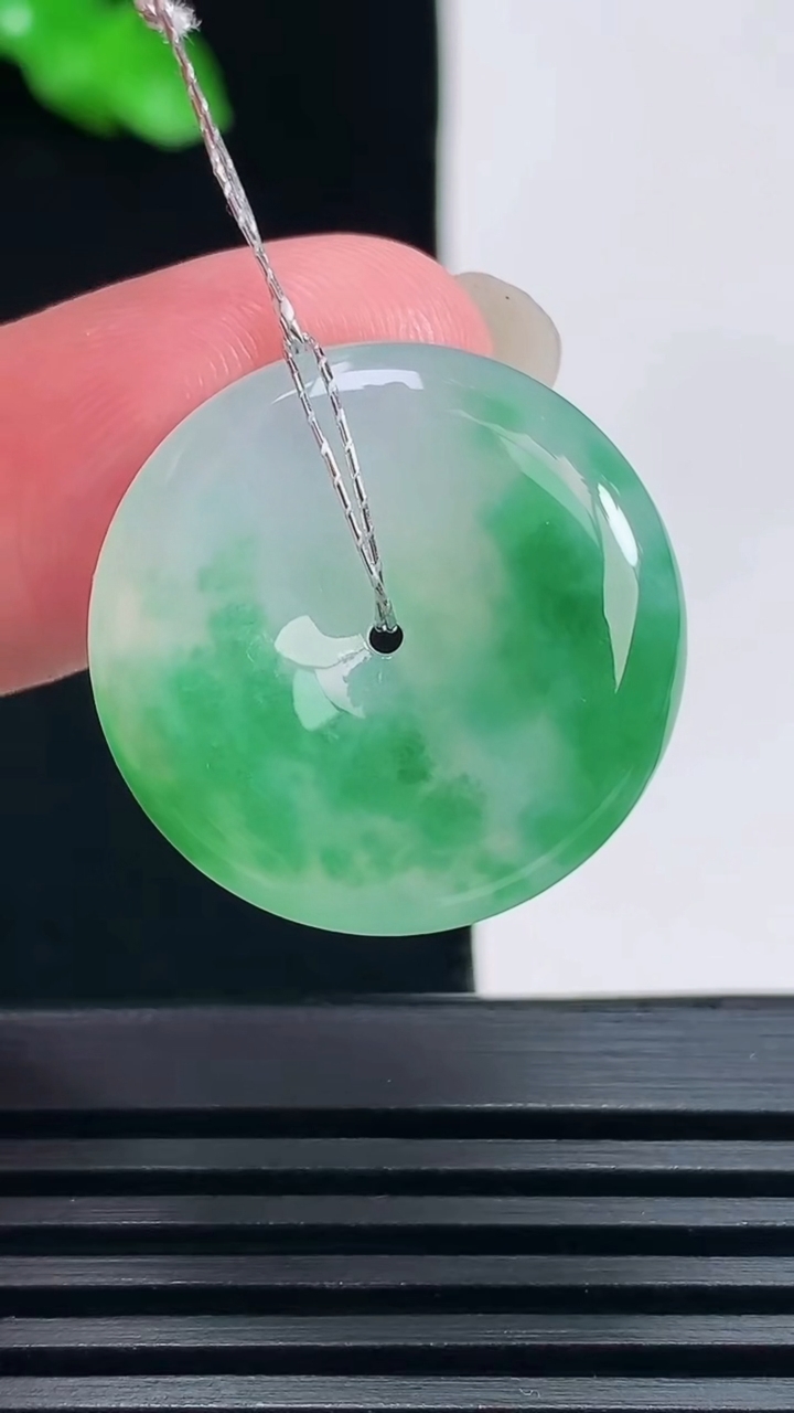 天然A货翡翠平安扣吊坠，尺寸23.6-5.6 重量:6.54g
6月19日