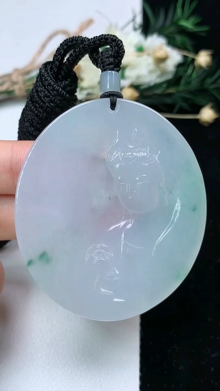 天然A货翡翠飘花观音头吊坠，尺寸50.9-44.2-5.6，重量:34.47g
6月19日
