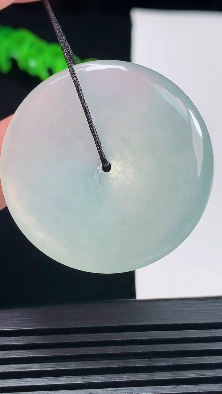 天然A货翡翠平安扣吊坠，尺寸37.2-5.6 重量:17.35g
6月19日