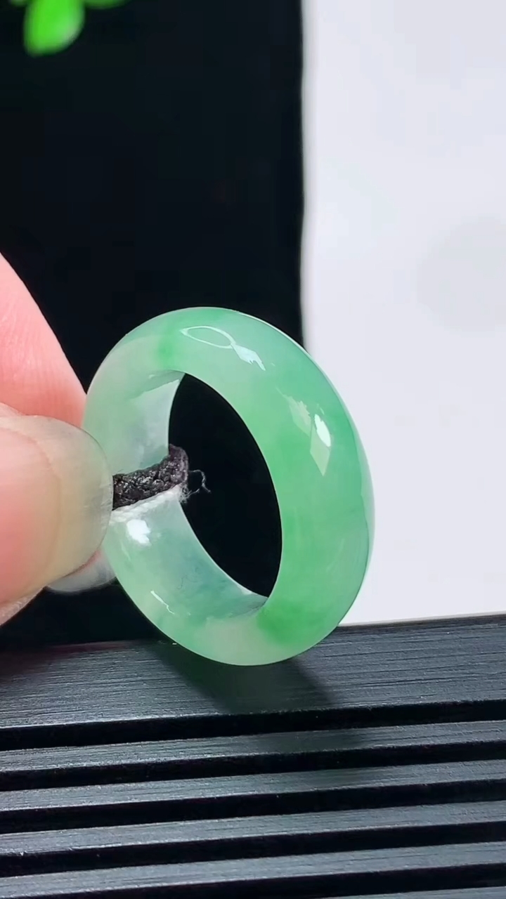 天然A货翡翠玉指环 戒指，尺寸16-6.5-3.2 重量:4.00g2026年6月19日
工厂直销收