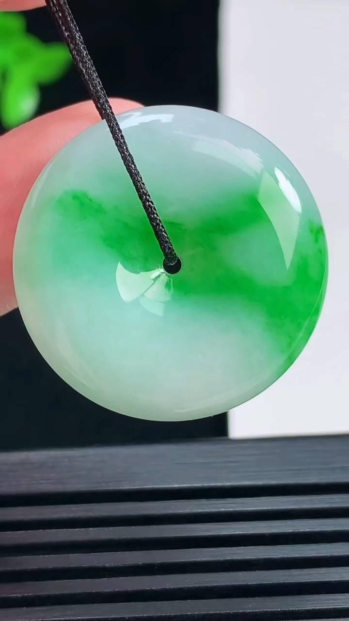 天然A货翡翠平安扣吊坠，尺寸27-6 重量:9.48g
6月19日