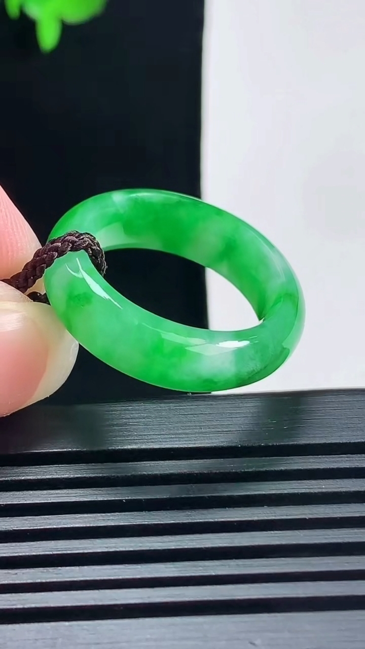 天然A货翡翠玉指环 戒指，尺寸18.6-6.8-4.2 重量:5.49g2026年6月19日
工厂直销收藏佳品,种好水足，色泽均匀，有种有色，上手高大气！