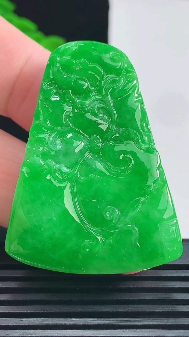 天然A货翡翠和和美美 荷叶鱼吊坠，尺寸47-34.5-7 重量:20.59g
6月19日