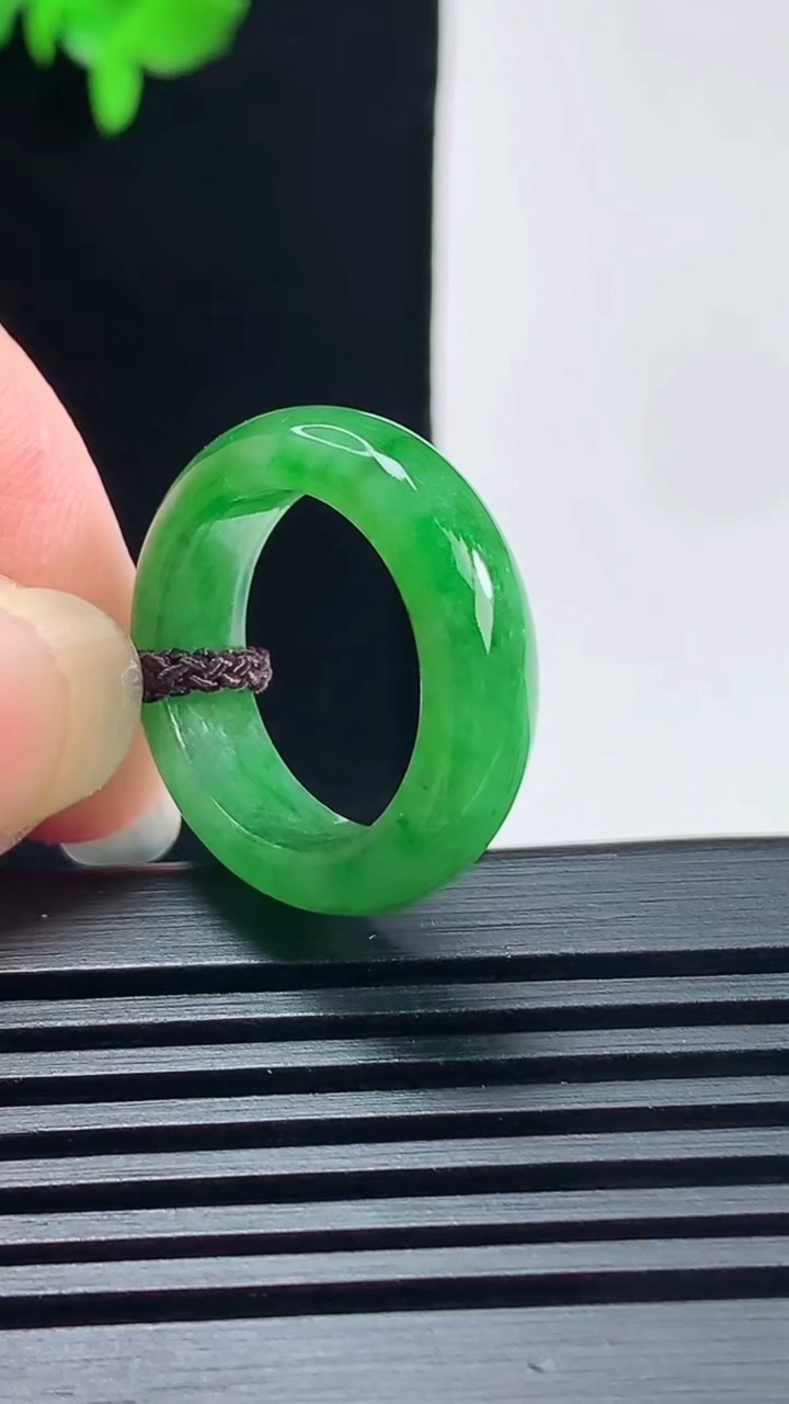 天然A货翡翠玉指环 戒指，尺寸16.6-5.8-3.5 重量:3.80g2026年6月19日
工厂直