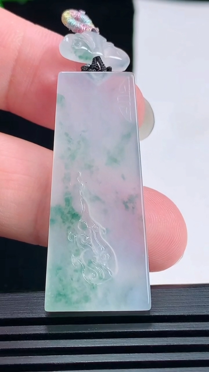 天然A货翡翠冰种飘花仿古无事牌吊坠，尺寸41-18-4 重量:9.18g
6月19日