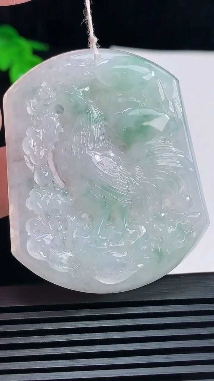 天然A货翡翠飘花生肖鸡吊坠，尺寸52-43-5.8 重量:28.99g
6月19日
