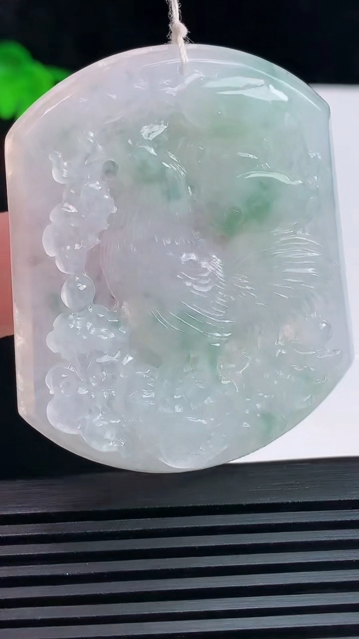 天然A货翡翠飘花生肖鸡吊坠，尺寸52-43-5.8 重量:28.99g
6月19日