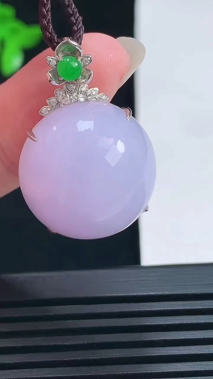 天然A货翡翠18k金紫罗兰蛋面吊坠，尺寸29-20-12，裸石20 重量:9.55g
6月19日