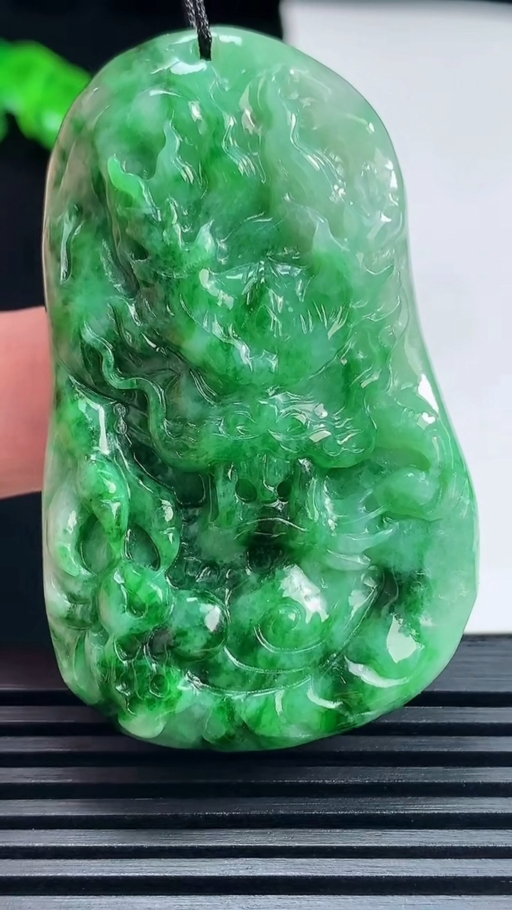 天然A货翡翠龙牌吊坠，尺寸55-34-9 重量:33.16g
6月19日