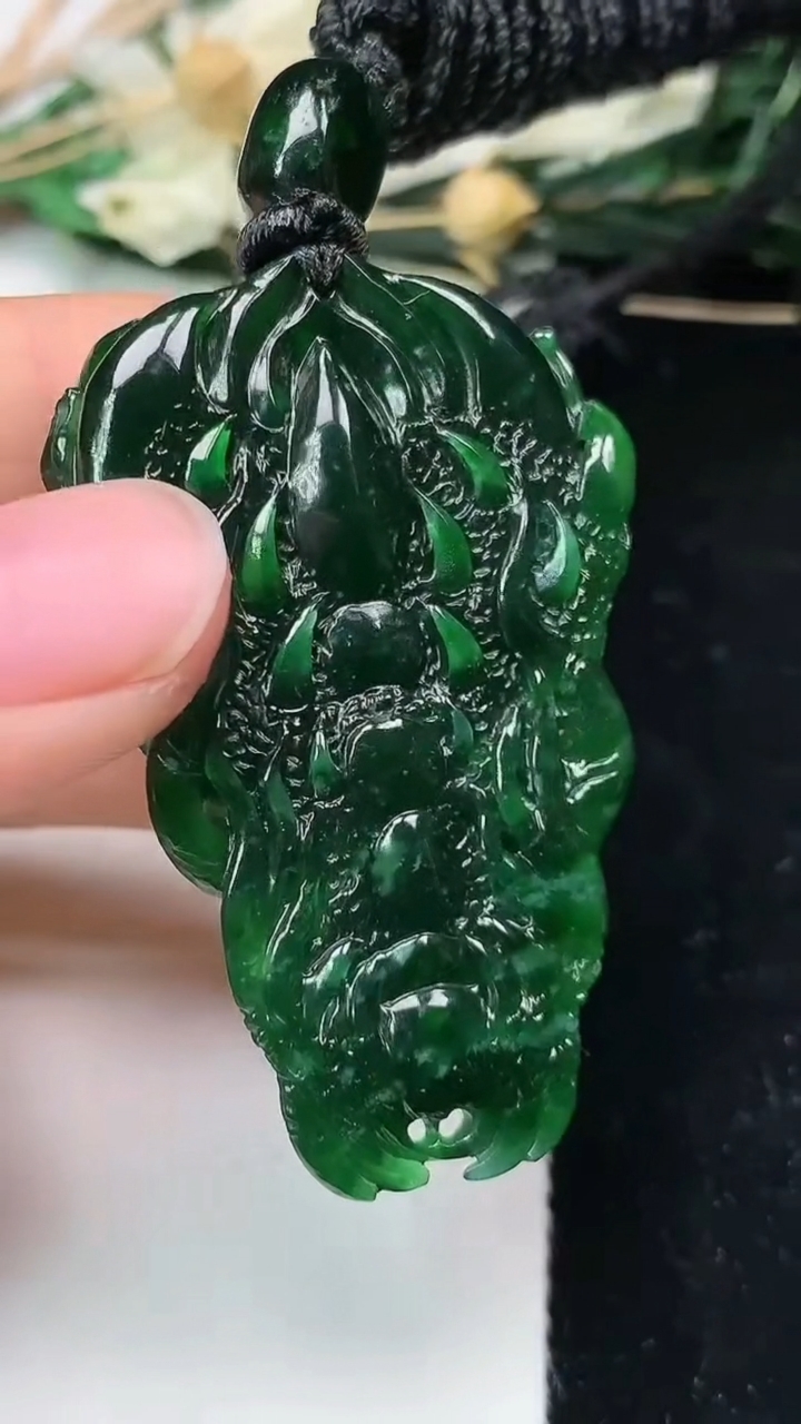 天然A货翡翠龙牌吊坠，尺寸47.7-30.2-15.3，重量:32.97g
6月19日