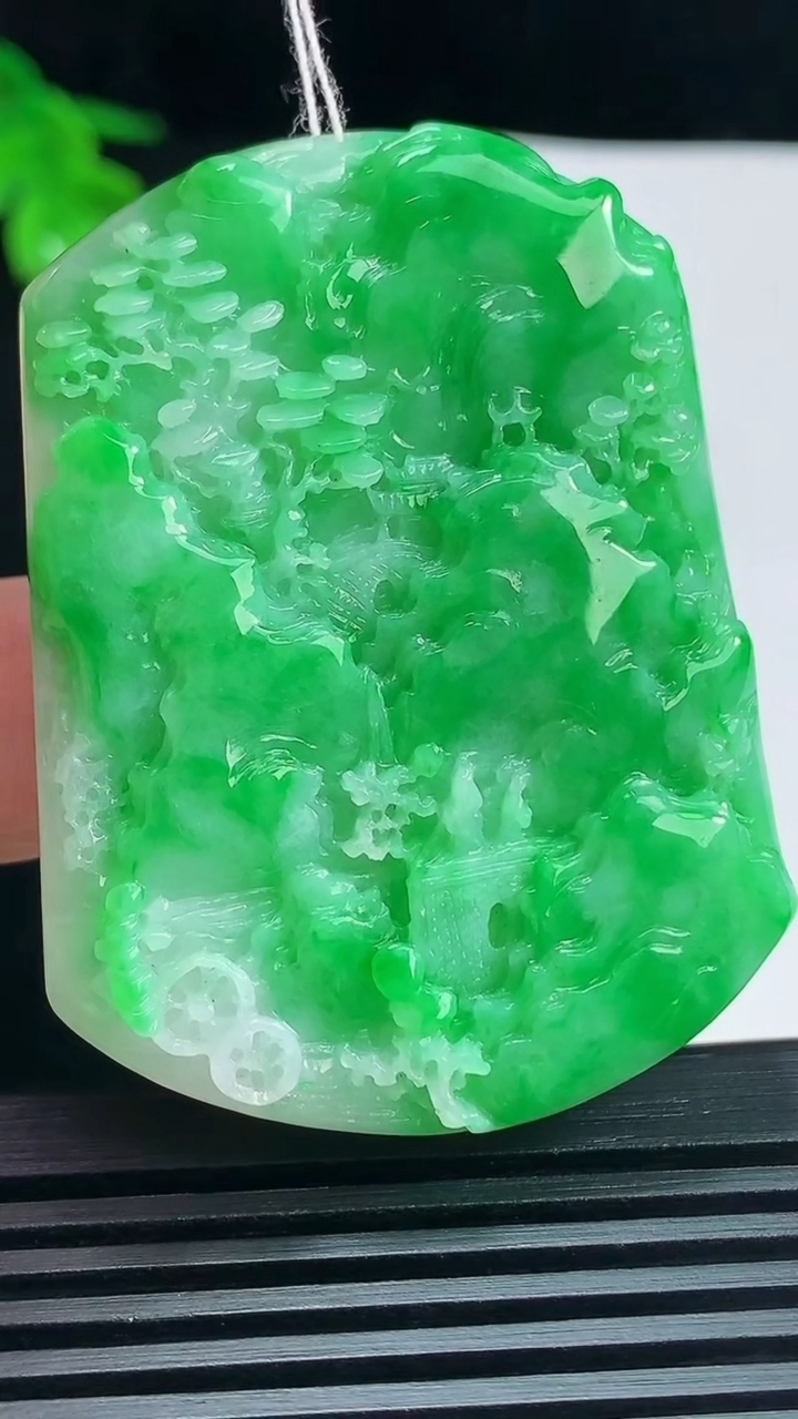 天然A货翡翠山水牌吊坠，尺寸52-39-5.8 重量:25.93g
6月19日
