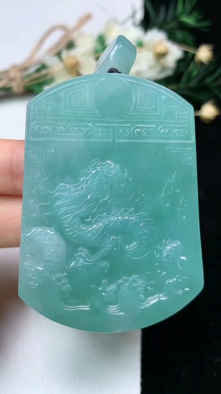 天然A货翡翠龙牌吊坠，尺寸54.7-39.7-11.6，重量:69.95g
6月19日