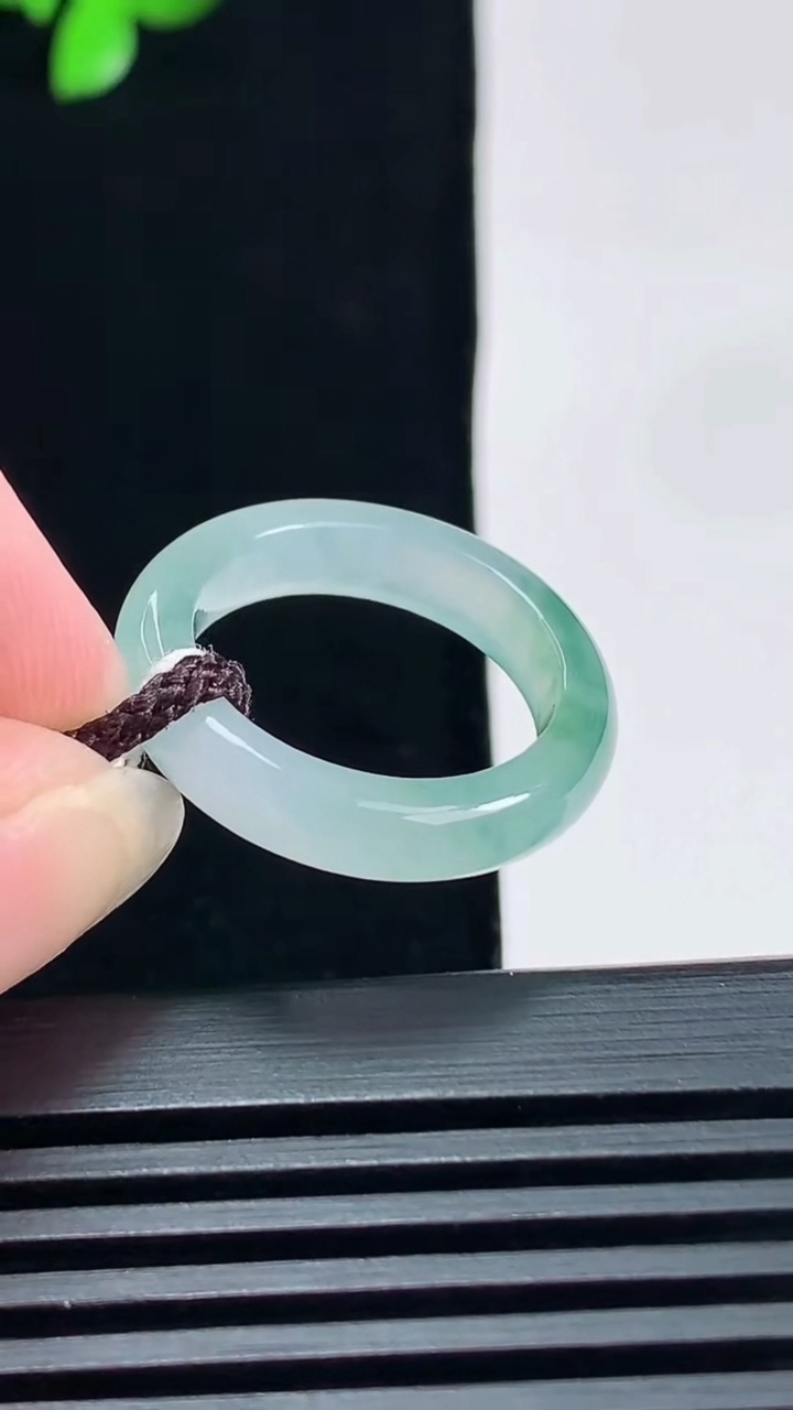 天然A货翡翠冰种飘花玉指环 戒指，尺寸16.5-4.2-3.2 重量:2.64g2026年6月19日
工厂直销收藏佳品,种好水足，色泽均匀，有种有色，上手高大气！