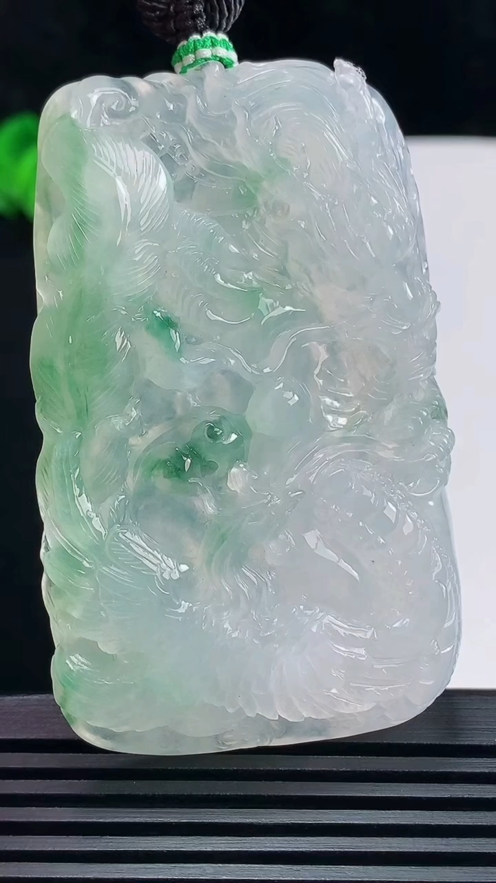 天然A货翡翠种飘花龙凤牌吊坠，尺寸64-39.6-9.2 重量:48.32g
6月19日
