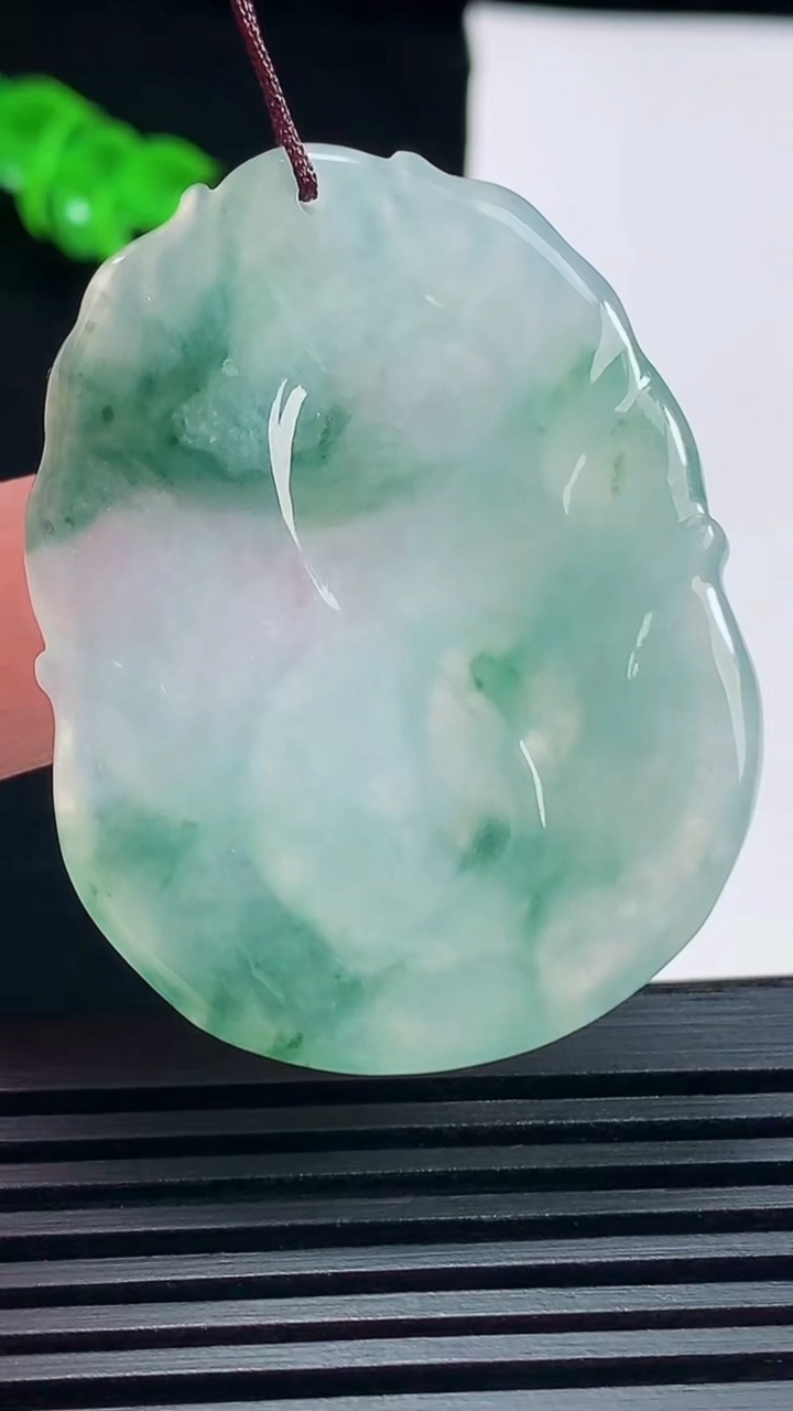 天然A货翡翠冰种飘花生肖蛇牌吊坠，尺寸46-35-5.2 重量:18.67g
6月19日