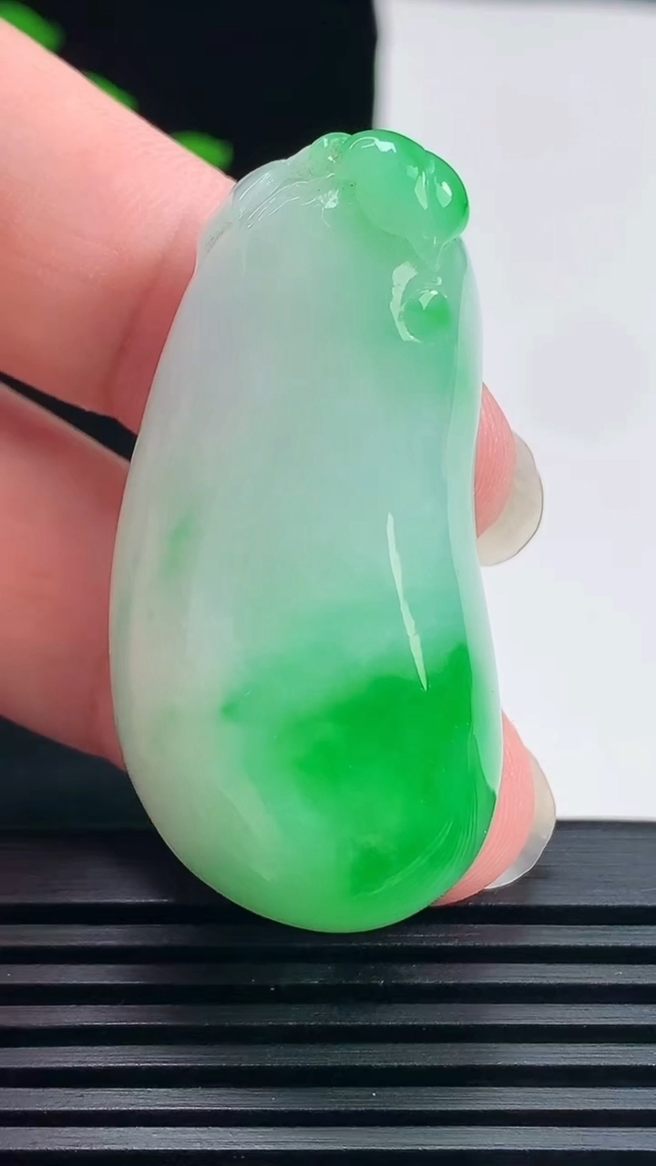 天然A货翡翠福瓜吊坠，尺寸45.5-23-13.2 重量:29.70g
6月19日
