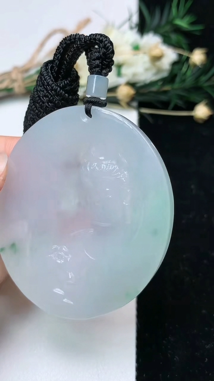 天然A货翡翠飘花观音头吊坠，尺寸50.9-44.2-5.6，重量:34.47g
6月19日