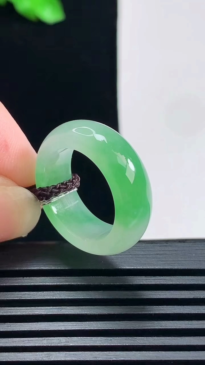 天然A货翡翠玉指环 戒指，尺寸16.3-7-3.6 重量:4.68g2026年6月19日
工厂直销收