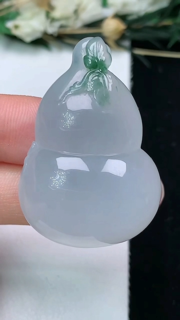 天然A货翡翠葫芦吊坠，尺寸38.5-26.3-13.3，重量:19.36g
6月19日
