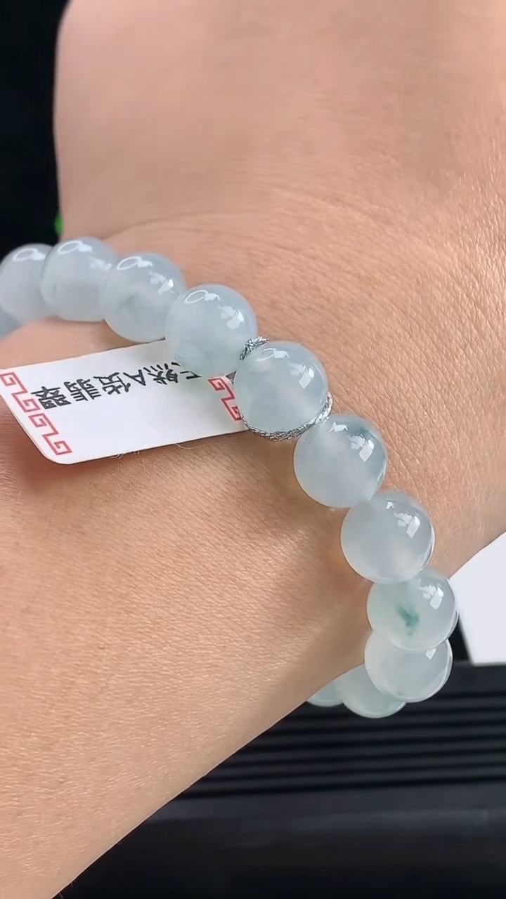 天然A货翡翠种飘花圆珠手串，尺寸10-19颗 重量:32.93g6月19日
工厂直销收藏佳品,种好水足，色泽均匀，有种有色，上手高大气！