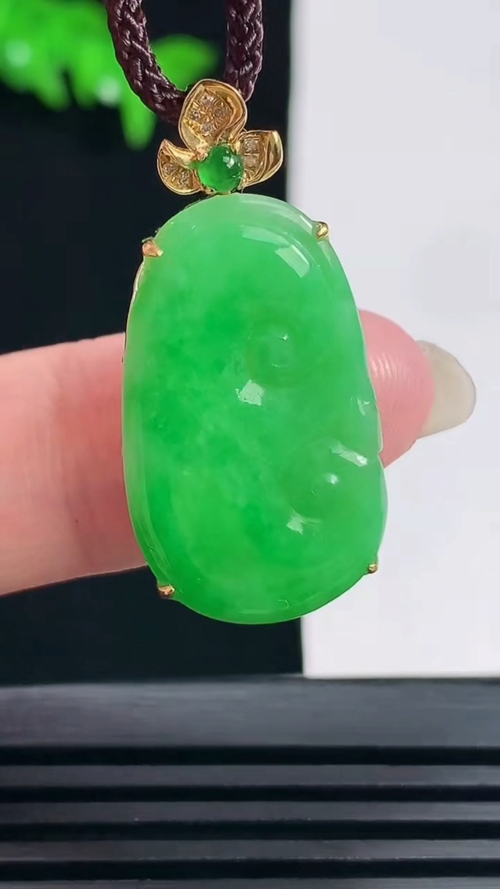 天然A货翡翠如意吊坠，尺寸32-15.5-5.5，裸石25-15.5 重量:3.00g
6月19日