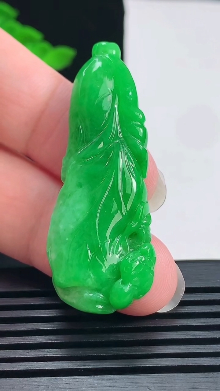 天然A货翡翠白菜吊坠，尺寸50-19-7.2 重量:13.03g
6月19日