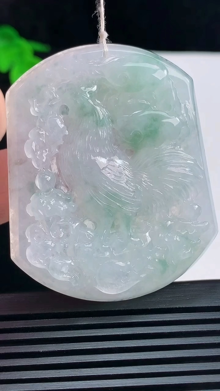 天然A货翡翠飘花生肖鸡吊坠，尺寸52-43-5.8 重量:28.99g
6月19日