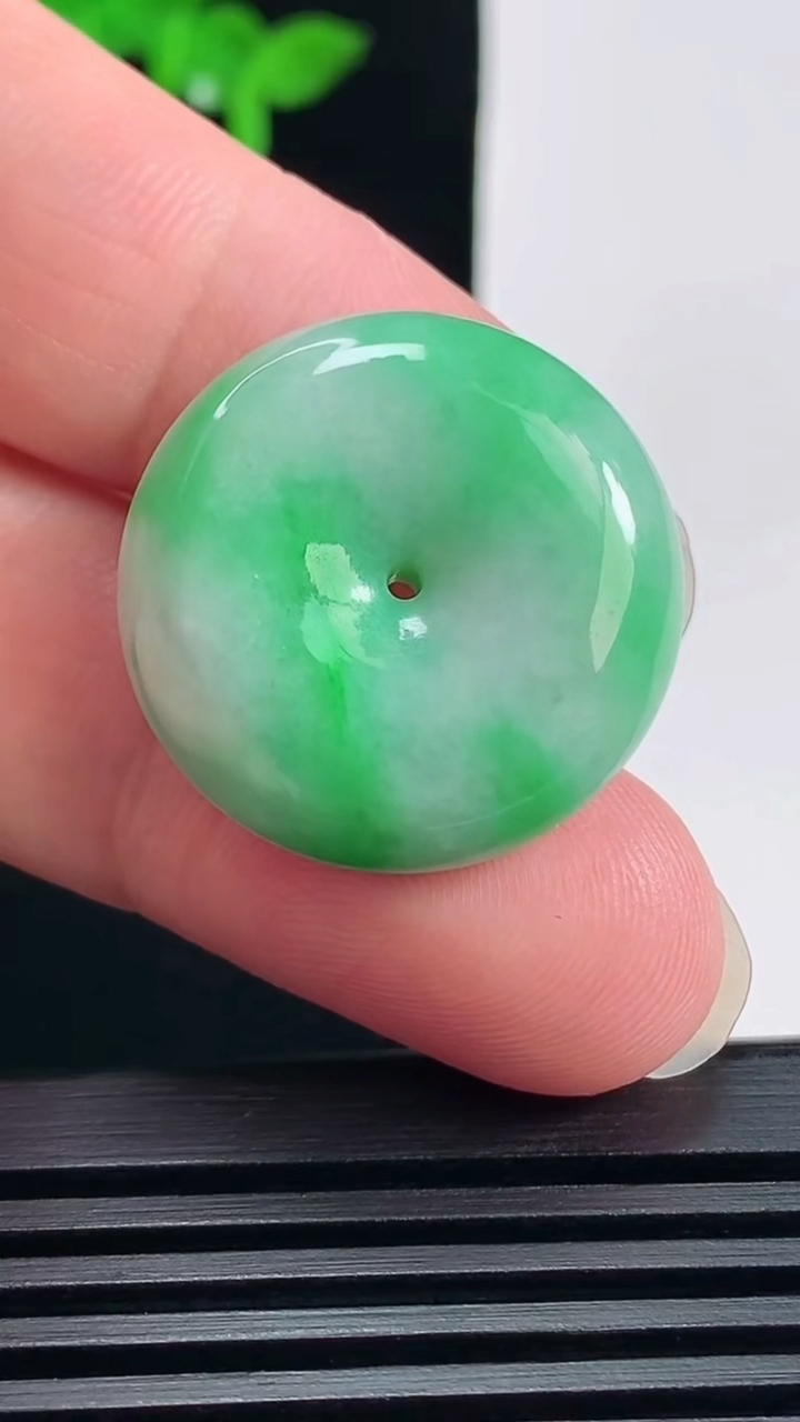 天然A货翡翠平安扣吊坠，尺寸24.6-9.2 重量:12.09g
6月19日