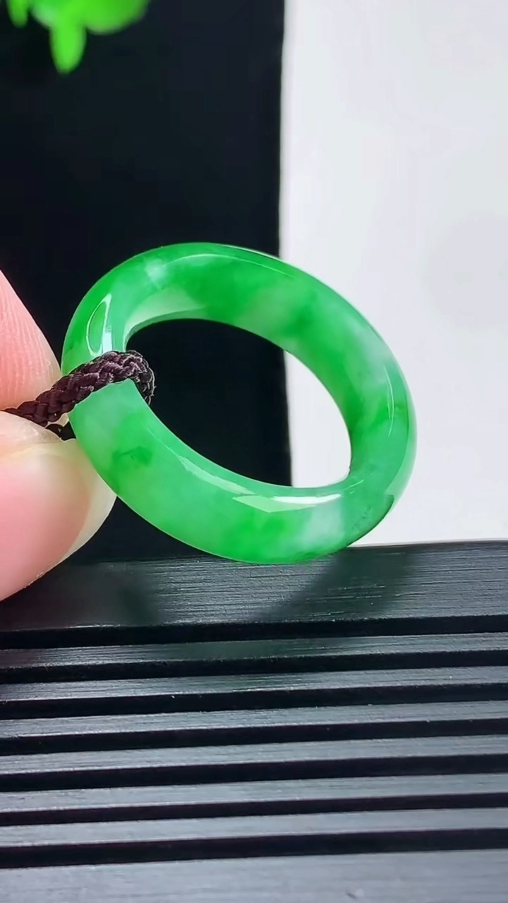 天然A货翡翠玉指环 戒指，尺寸18.6-6.8-4.2 重量:5.49g2026年6月19日
工厂直销收藏佳品,种好水足，色泽均匀，有种有色，上手高大气！