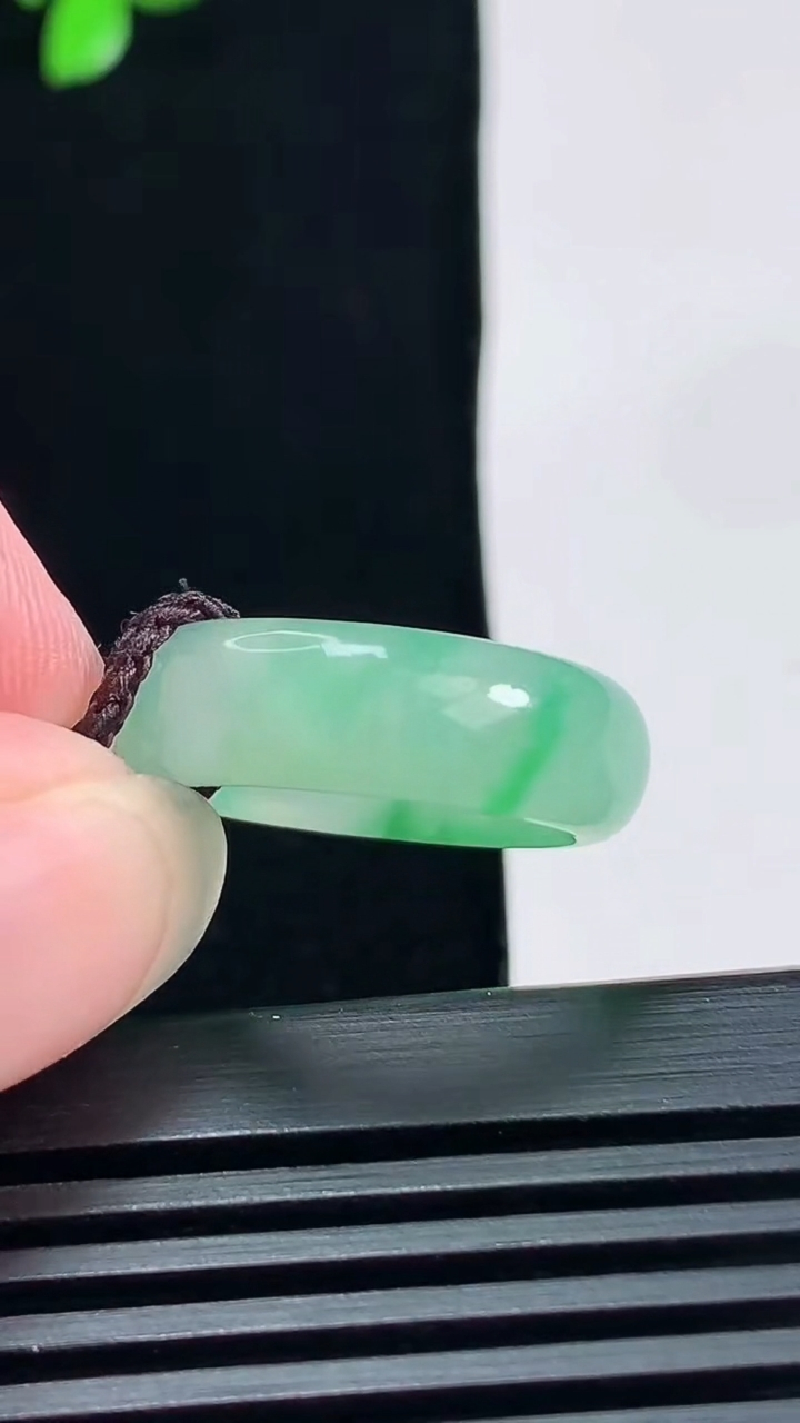 天然A货翡翠玉指环 戒指，尺寸16-6.5-3.2 重量:4.00g2026年6月19日
工厂直销收藏佳品,种好水足，色泽均匀，有种有色，上手高大气！