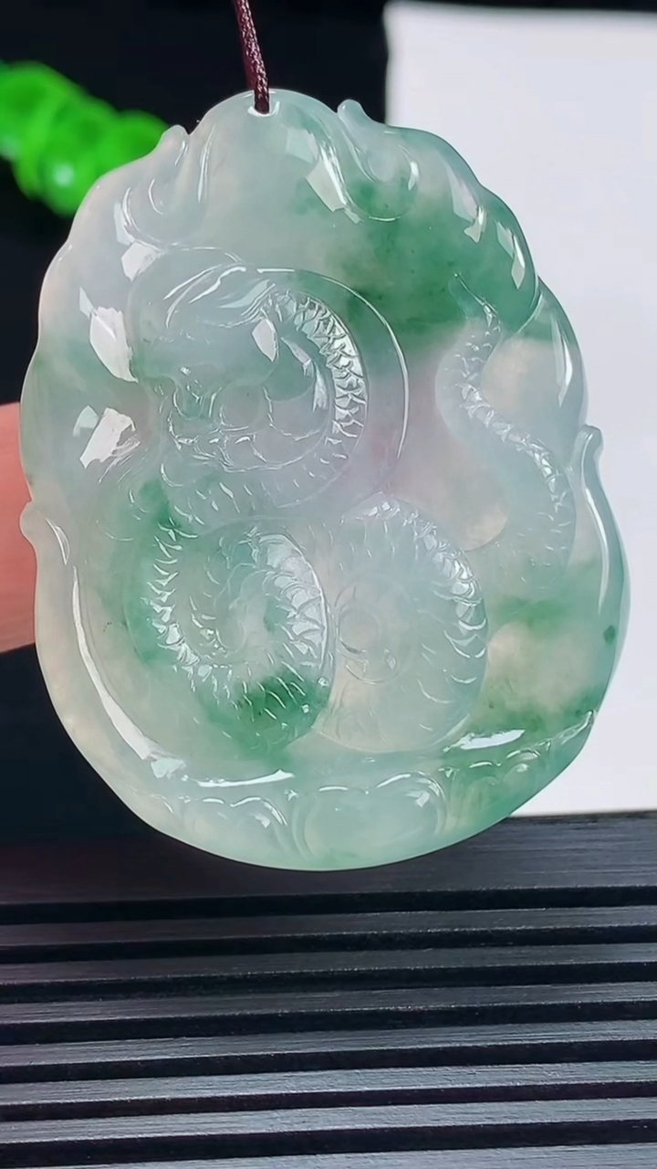 天然A货翡翠冰种飘花生肖蛇牌吊坠，尺寸46-35-5.2 重量:18.67g
6月19日
