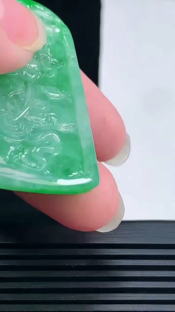 天然A货翡翠和和美美 荷叶鱼吊坠，尺寸47-34.5-7 重量:20.59g
6月19日