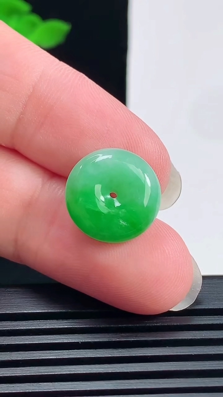天然A货翡翠平安扣吊坠，尺寸14.6-5.2 重量:2.35g
6月19日