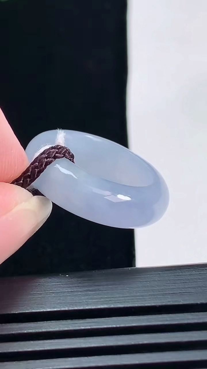 天然A货翡翠冰种紫罗兰玉指环 戒指，尺寸14.8-6-4 重量:4.12g2026年6月19日
工厂直销收藏佳品,种好水足，色泽均匀，有种有色，上手高大气！
