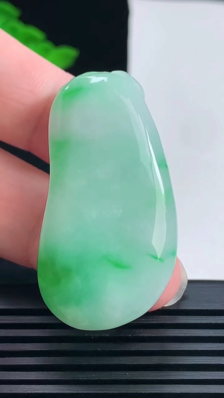 天然A货翡翠福瓜吊坠，尺寸45.5-23-13.2 重量:29.70g
6月19日