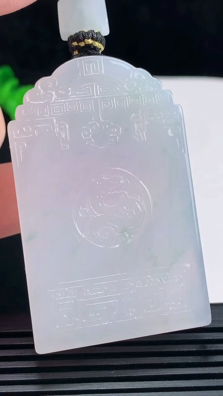 天然A货翡翠种飘花仿古无事牌吊坠，尺寸58-36.5-6.2 重量:45.87g
6月19日