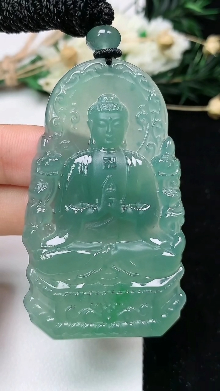 天然A货翡翠蓝水大日如来吊坠，尺寸59-34-5.3，重量:26.00g
6月19日