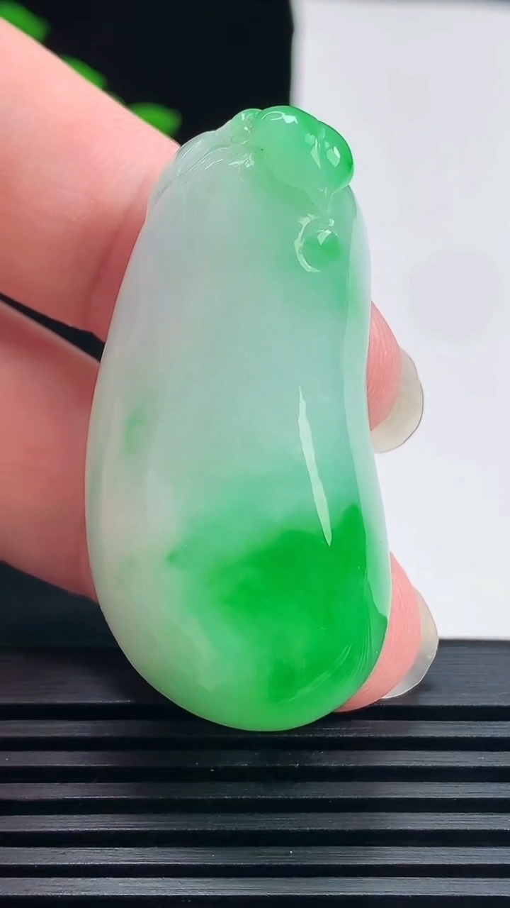 天然A货翡翠福瓜吊坠，尺寸45.5-23-13.2 重量:29.70g
6月19日