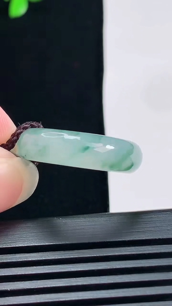 天然A货翡翠冰种飘花玉指环 戒指，尺寸17-5.8-3.6 重量:4.40g2026年6月19日
工厂直销收藏佳品,种好水足，色泽均匀，有种有色，上手高大气！
