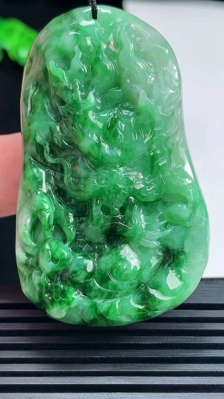 天然A货翡翠龙牌吊坠，尺寸55-34-9 重量:33.16g
6月19日