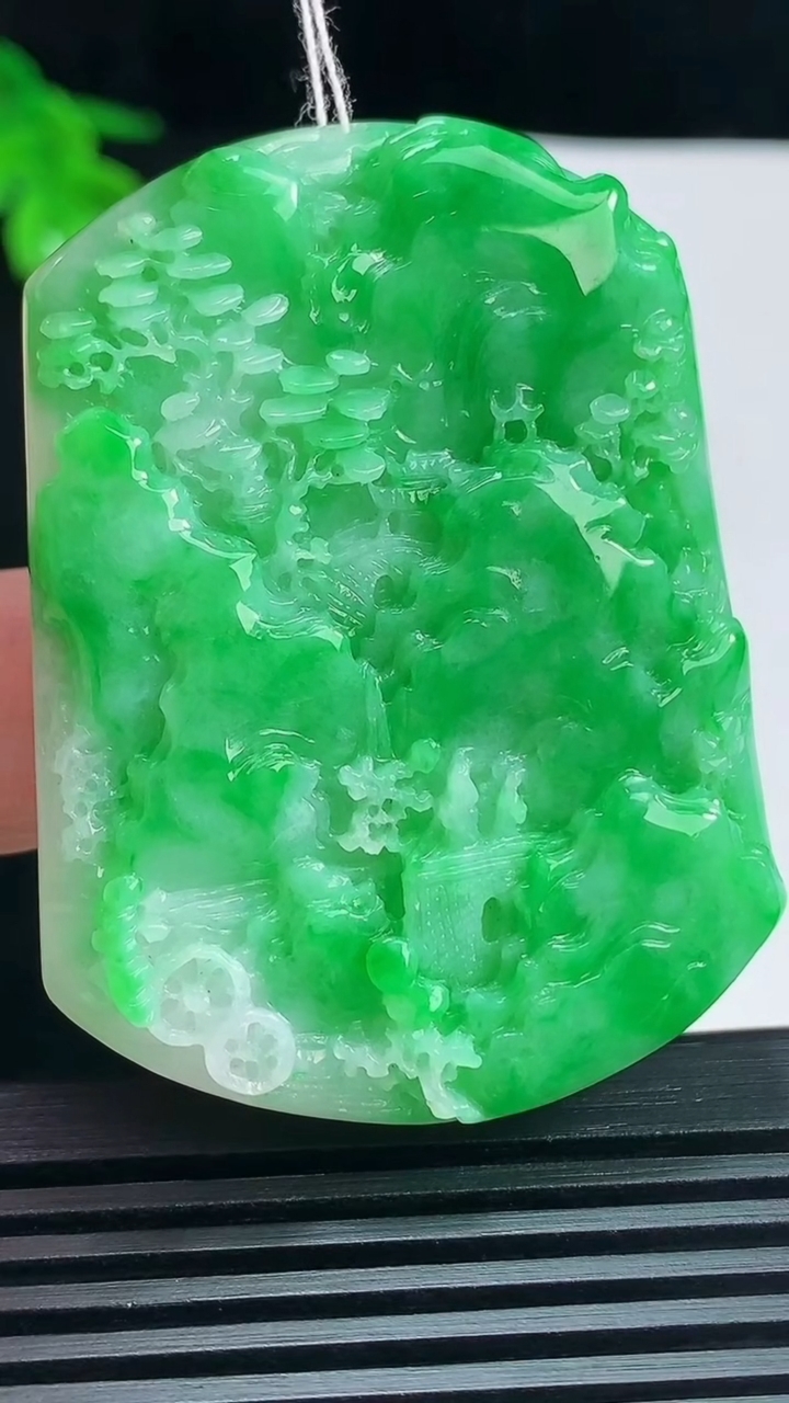 天然A货翡翠山水牌吊坠，尺寸52-39-5.8 重量:25.93g
6月19日