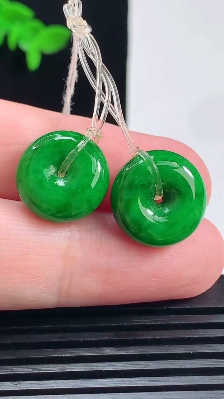 天然A货翡翠平安扣吊坠一对，尺寸15-6.5 重量:6.06g
6月19日