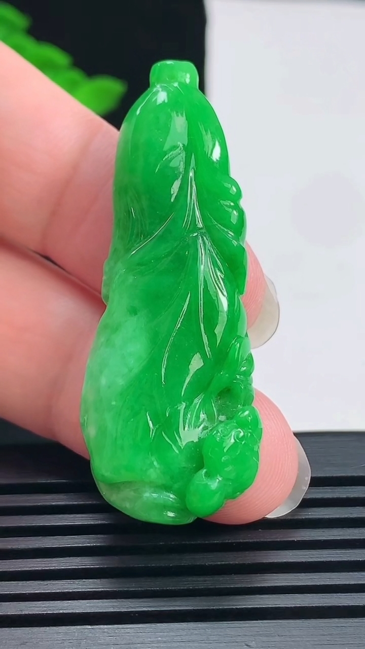 天然A货翡翠白菜吊坠，尺寸50-19-7.2 重量:13.03g
6月19日