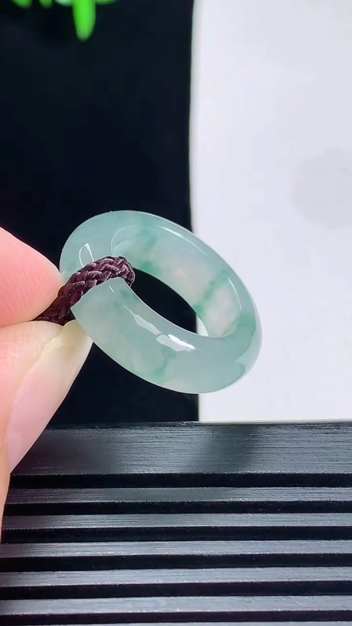 天然A货翡翠飘花玉指环 戒指，尺寸14.5-5.6-3.5 重量:3.49g2026年6月19日
工厂直销收藏佳品,种好水足，色泽均匀，有种有色，上手高大气！