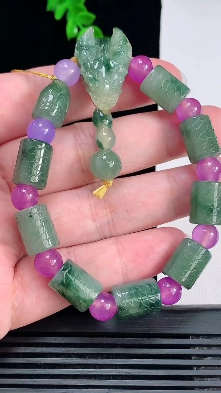 天然A货翡翠飘花龙头 路路通手串，尺寸28-16.6-10，13-9.5-9颗 重量:38.93g6月19日
工厂直销收藏佳品,种好水足，色泽均匀，有种有色，上手高大气！