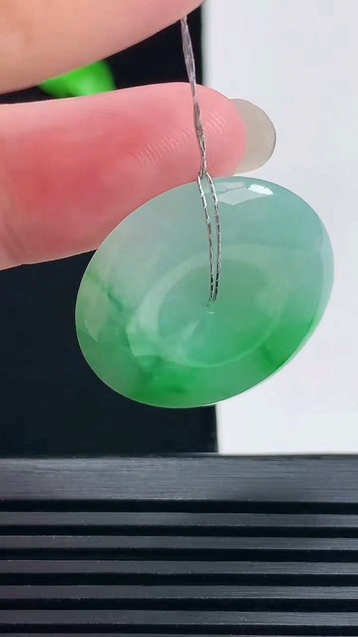 天然A货翡翠平安扣吊坠，尺寸27-5.6 重量:8.54g
6月19日